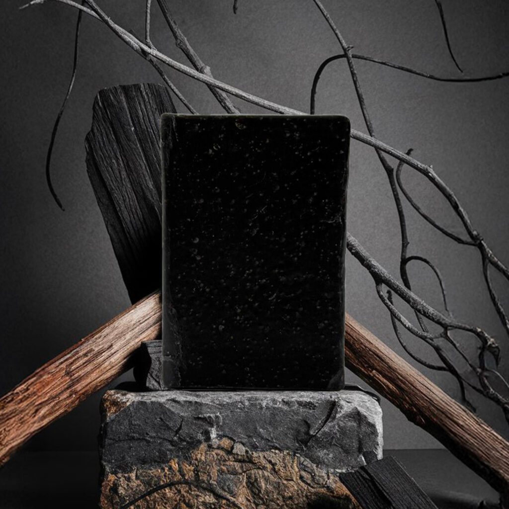 Savon surgras à 12%, senteur boisé.