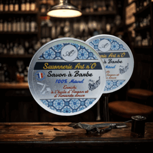 Savon à barbe hydratant en pot, étiquette bleue et blanche « Savonnerie Art n’O », texture mousseuse et peau douce, décor de barbière.
