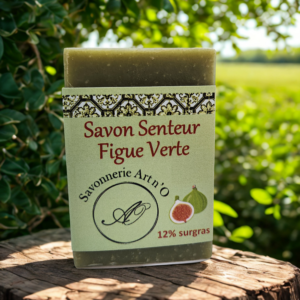 savon figue entouré d'un champ de figuier. Décor coloré et ensoleillé.