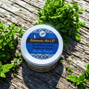 Petit pot métallique de dentifrice solide Menthe fraîche, étiquette bleue ornée de motif décoratif.