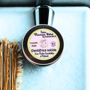Dentifrice solide neutre bio posé près d’une brosse à dents sur un lavabo; étiquette indiquant “Dentifrice solide Sans Huiles Essentielles et Naturel” et mentions vegan et zéro déchet.