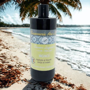 Savon liquide monoï de 500 ml sur plage tropicale, étiquette beige et bleue, hydratant et nourrissant pour corps et mains.