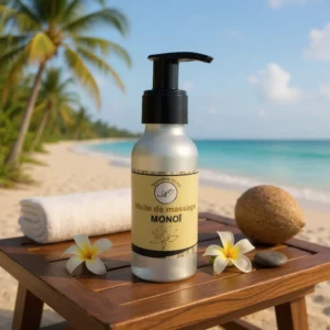 Huile de massage Monoï dans un flacon pompé, posé sur une table en bois sur une plage tropicale avec serviette, fruits et fleurs.