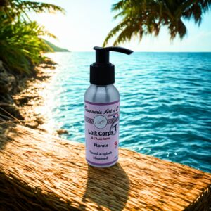 Flacon pompe de lait corp hydratant floral sur une corde tressée au bord d’une mer turquoise, étiquette violette indiquant Aloe Vera et floral.