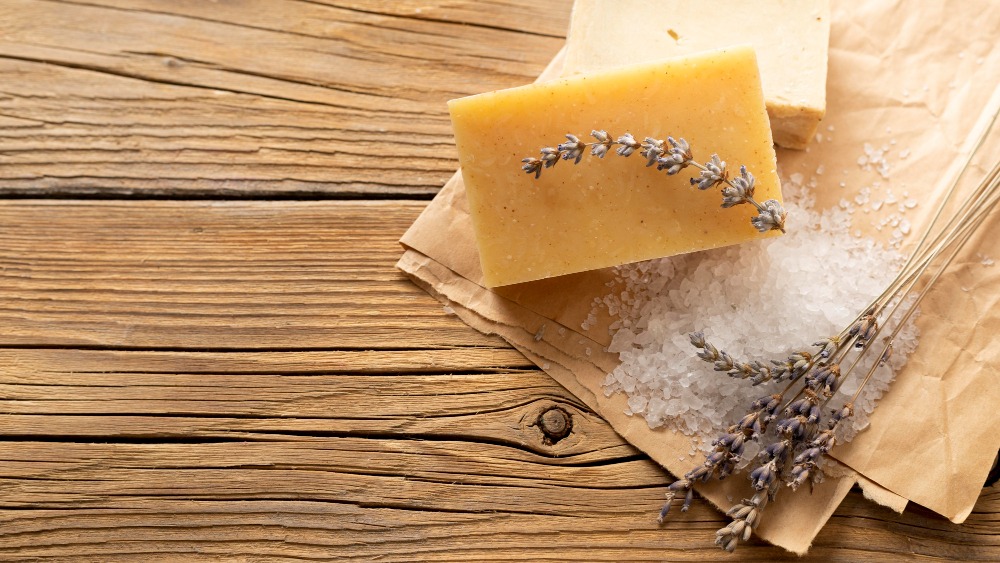 Composition de savon avec une fleur de sel et lavande