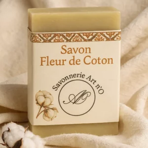 Savon sculpté “Fleur de Coton” de Savonnerie Art n’O, étiquette beige avec motif déco, coton et coton-fragment à gauche.