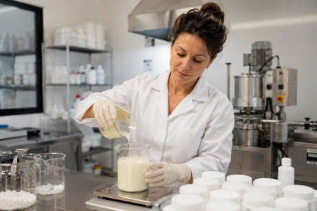 une femme qui fabrique de la cosmétique industrielle dans un labo.